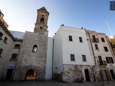 ...che si innalza su una costruzione rettangolare attraversata da un passaggio ad arco. Siamo di fronte a ci� che resta della chiesa di Santa Maria Annunziata
